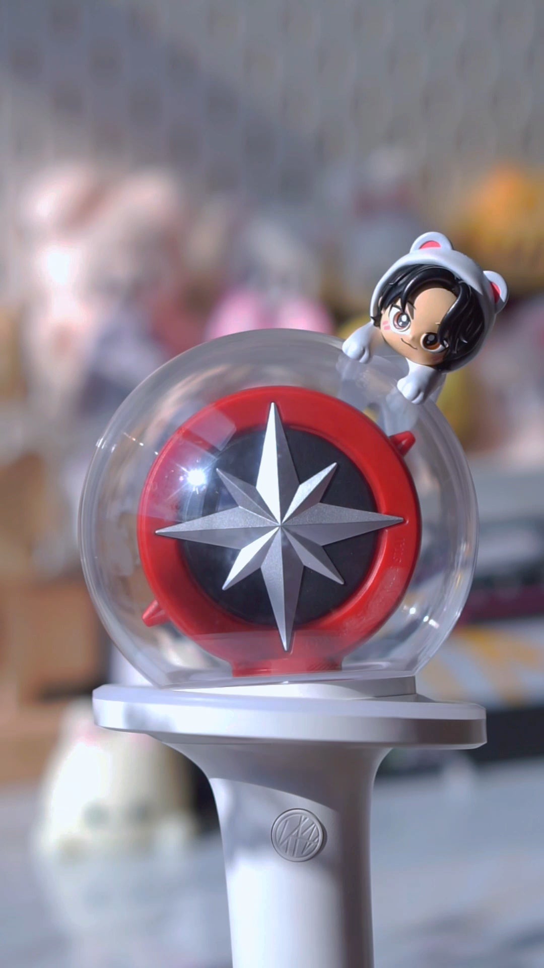 Tiny Hyunjin lightstick hipper