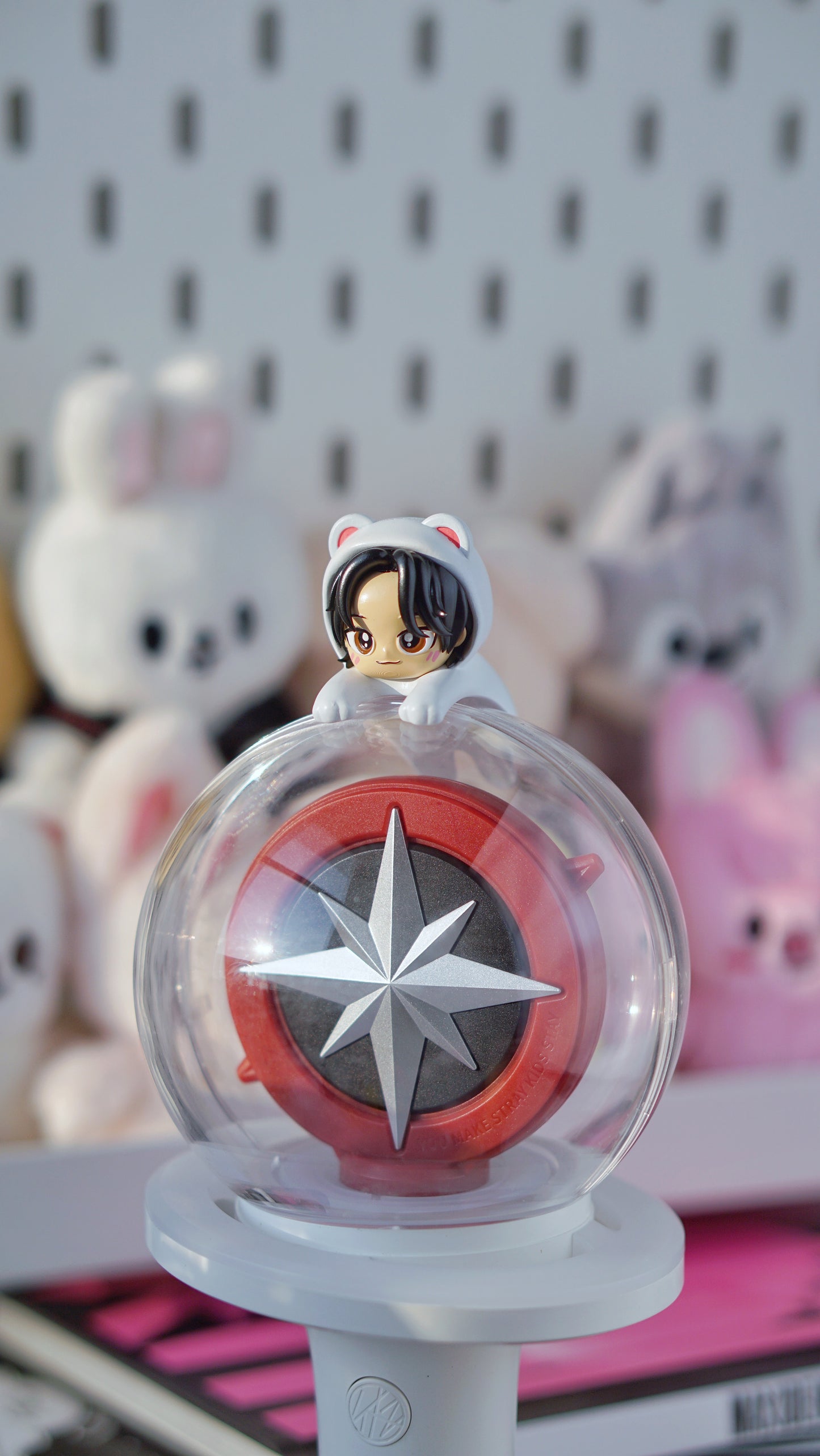 Tiny Hyunjin lightstick hipper